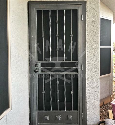Кованая черная решетка на дверь КР-150: купить в Москве, фото, цены