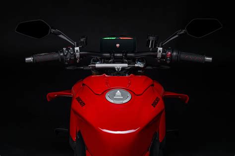 L I Nh Ducati Em Superbike Panigale V Th O Qu Y Thay Ghi Ng L Th Nh Si U Naked Bike