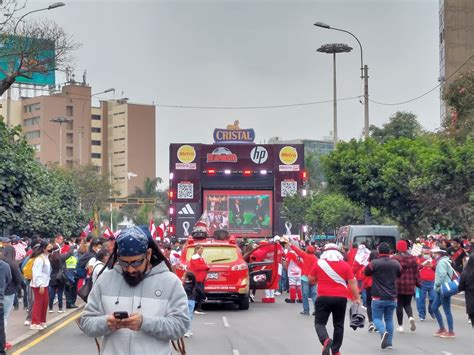 Perú Vs Australia Gran Cantidad De Hinchas Se Concentran En El Parque