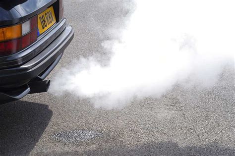 Почему идет серый дым из выхлопной трубы 🦈 avtoshark.com