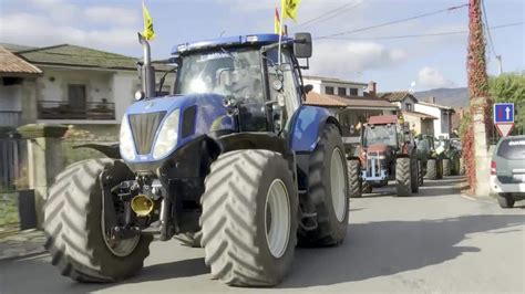 Tractorada De Ganaderos C Ntabros Para Protestar Por El Precio De La