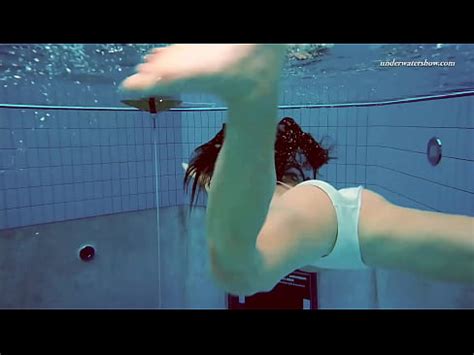 Mira A Alla Nadar Desnuda En La Piscina Caliente XVIDEOS