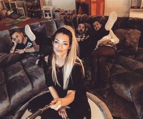 Photos Emilie Nef Naf Grimaces Et Bikini Elle Est Plus Sexy Que Jamais Public