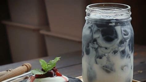 Điểm qua món ăn siêu hot trong giới trẻ từ tinh than tre đen tuyền