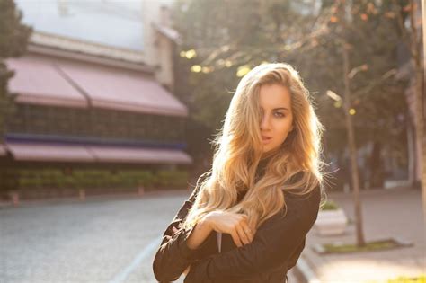 Premium Photo Lifestyle Portrait Of Seductive Blonde Girl Walking In The Autumn City At Sunset