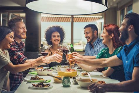 Souper Entre Amis Banque Dimages Et Photos Libres De Droit Istock
