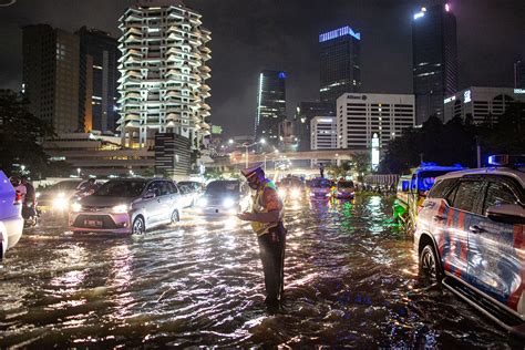 Indonesia monsoon floods: Over 1,300 in Jakarta forced to evacuate