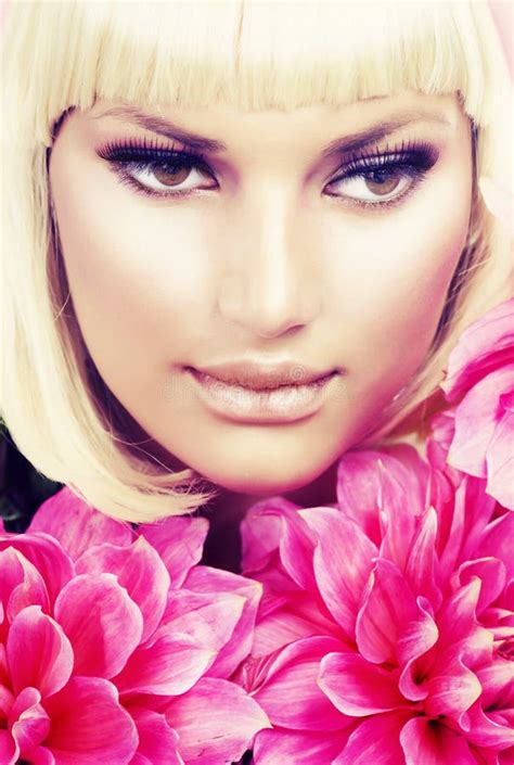 Fille Blonde Avec Des Fleurs Photo Stock Image Du Mode Marguerite 26968876