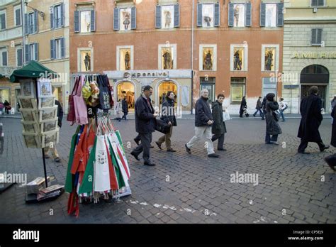 Lazio - Roma, Piazza di Spagna. People Stock Photo - Alamy