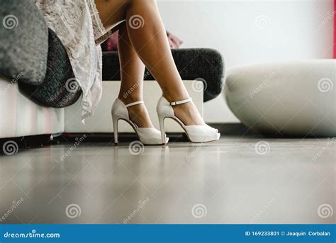 Una Bella Donna In Lingerie Che Si Mette Dei Tacchi Alti Sulle Sue Lunghe Gambe Immagine Stock