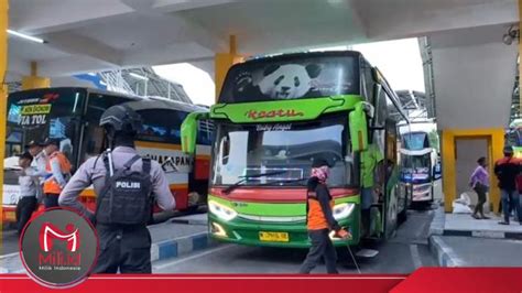 Arus Mudik Lebaran Di Terminal Purabaya Penumpang Naik