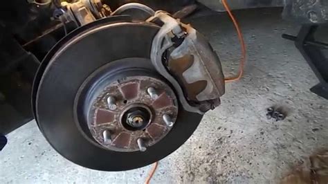 Замена тормозных колодок на Subaru Tribeca - YouTube