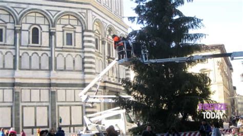 Quasi Tutto Pronto Per L Accensione Dell Albero Di Natale