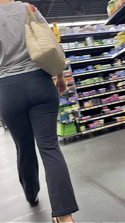 Bubble Butt Pawg Milf With Slight VPL And Sexy Toes Spandex Leggings Yoga Pants Forum