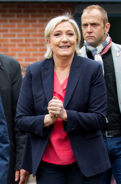 Photo Marine Le Pen Candidate Du Parti Front National Fn Vote à