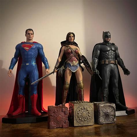 FREE LOCAL POSTAGE DC JUSTICE LEAGUE HOT TOYS SCALE WONDER WOMAN BATMAN AQUAMAN MOTHER BOX