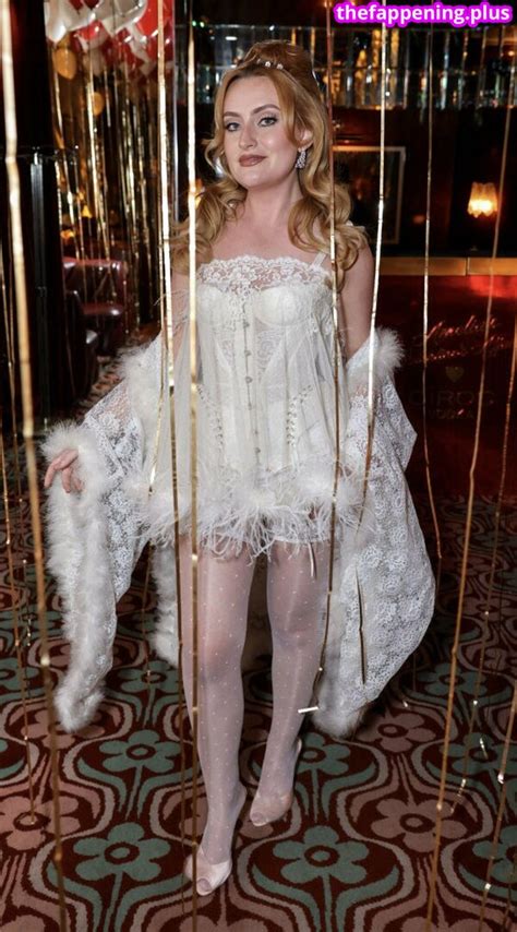 Amelia Dimoldenberg Ameliadimz Emilynudess Nude OnlyFans Photo