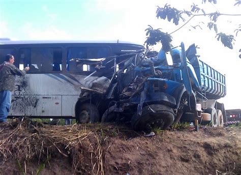 G1 Motorista De Caçamba Morre Em Batida Com ônibus Na Br 101 Diz Prf