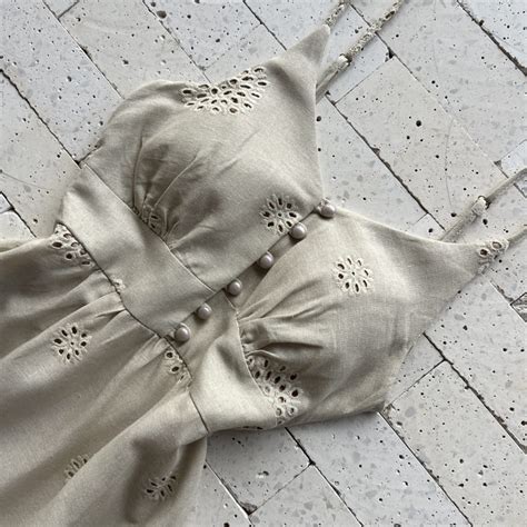 VESTIDO MIDI LINHO BORDADO EM LAISE PREMIUM NUDE Dondoca Moda Feminina