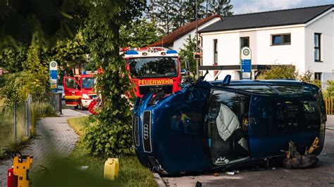 Spektakulärer Unfall in Weichs Auto kracht gegen Bäume und überschlägt