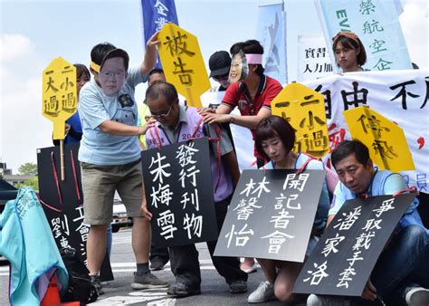 空服員工會總統府前抗議 演出行動劇 圖