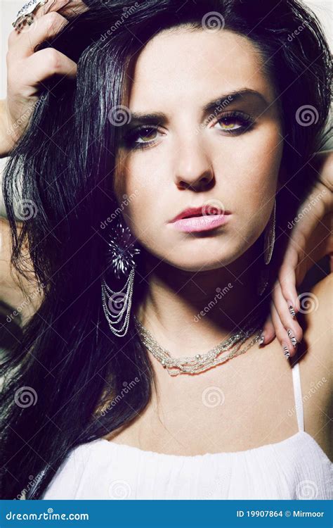 Aantrekkelijke Brunette Met Donker Lang Haar Stock Foto Image of elegant één