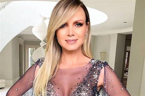 Eliana Posa Deslumbrante Com Look Para O Troféu Imprensa Área Vip