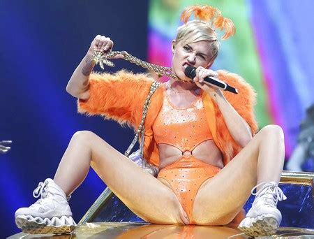 Miley Cyrus Nude Topless Ass Pussy Celeb Babe Pics XHamster