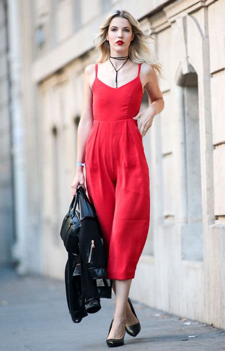 Как носить комбинезон: 20 неожиданных модных идей для тех, кто не любит ...