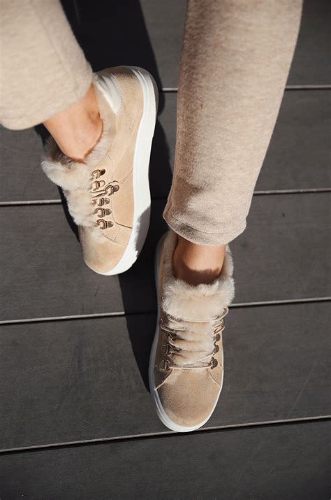 Кеди жіночі бежевого кольору на хутрі за 2200 грн Купити в інтернет ...