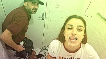 Follada por un desconocido en el baño de un bar sin condón XVIDEOS