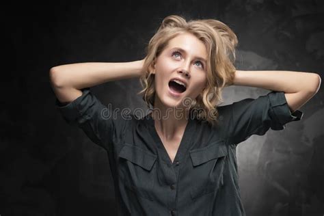 Belle Jeune Fille Blonde Avec La Coiffure En D Sordre Et Le Maquillage Nu Utilisant Une Chemise