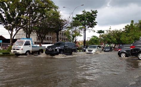 Pemko Pekanbaru Klaim Jalan Arifin Bebas Banjir Warga Ini Air Apa