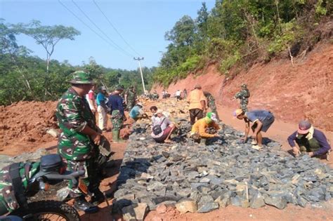 Tni Bangun Jalan Meter Di Lembata Antara News Kupang Nusa