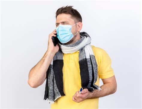 Ennuy Jeune Homme Malade Blonde Portant Un Masque M Dical Et Un Foulard Parle Au T L Phone