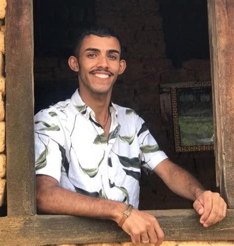 Só conversava sorrindo diz vizinho de jovem gay morto e jogado em