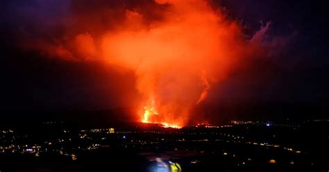 Reabre el aeropuerto de La Palma en España clausurado por las cenizas