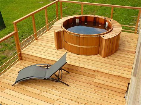 Hot tub en red cedar semi encastré dan une terrasse bois Hot tub Hot