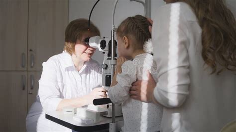 Clinique D ophthalmologie Pour Des Enfants Fille Blonde De Diagnostic D optométriste Petite