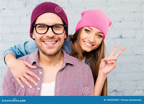Fille Gay Embrasser Son Ami Et Faisant Des Gestes Avec Deux Doigts Photo Stock Image Du