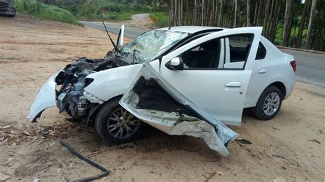 Três ficam feridos após carro sair da pista e bater em caminhonete na