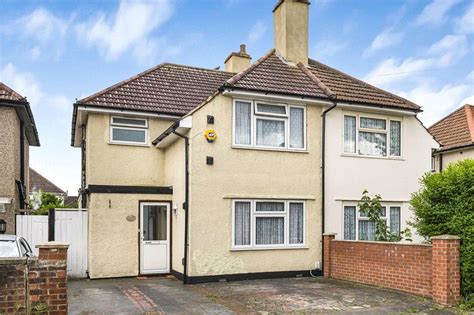 Wellington Avenue Hounslow Tw3 3 Bed Semi Detached House £610 000