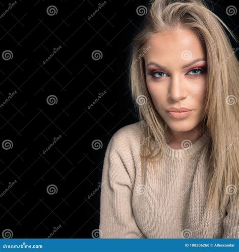 Belle Femme Blonde Sensuelle Belle Femme Aux Yeux Bleus Photo Stock Image Du Soin Beaut