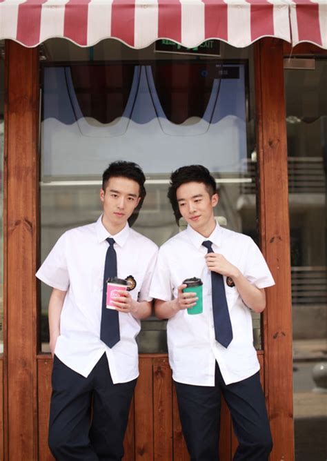 Cặp song sinh béo phì thành hot boy sau khi giảm cân