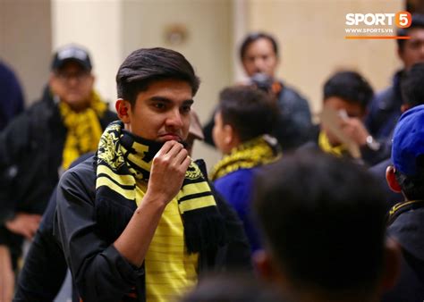 Bộ trưởng x đẹp trai như hot boy của Malaysia không ngồi khán đài vip hòa mình cùng Ultras