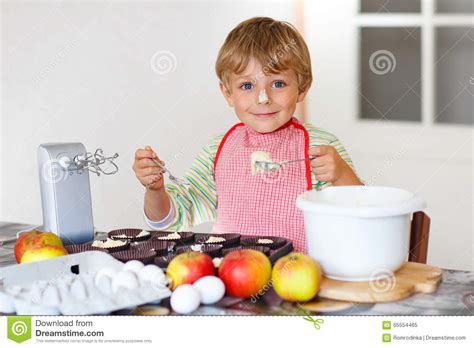De Grappige Blonde Cake Van De Het Bakselappel Van De Jong Geitjejongen Binnen Stock Afbeelding