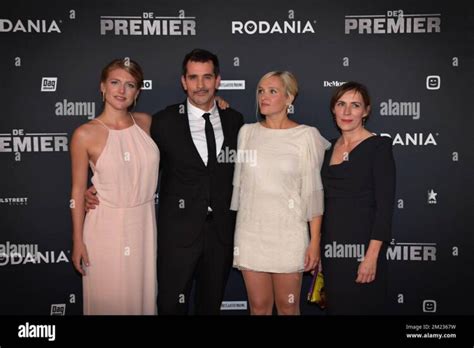 8 Hot Sexy Saskia Reeves Bikini Pics