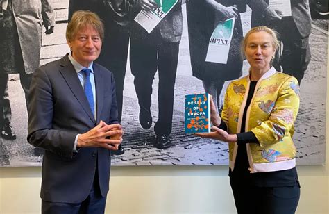 Sigrid Kaag Ontvangt Boek Rob De Wijk De Slag Om Europa HCSS