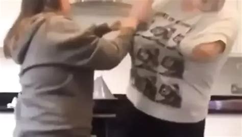 Milf Mitten In Der Bar Zum Blasen Ueberzeugt Free Porn Xhamster