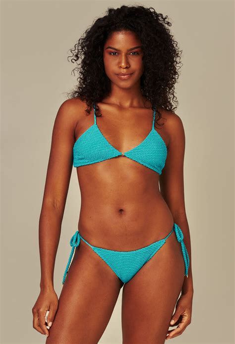 4 Hot Sexy Thay Rosado Bikini Pics